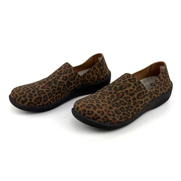 Women Clark’s Cloudstepper Leopard Print Flat Loafer Slip on 5 - Picture 2 of 8